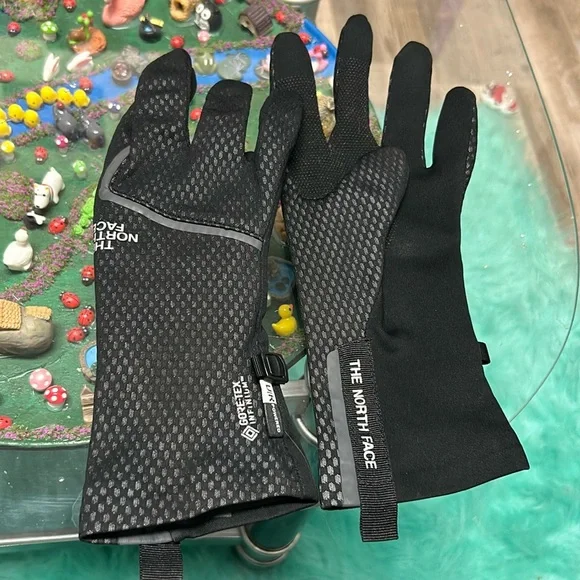NORTH FACE TECH AND THERMAL GLOVES - Picture 1 of 3